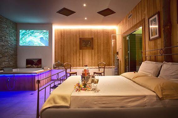 Deluxe Suite Spa Basement